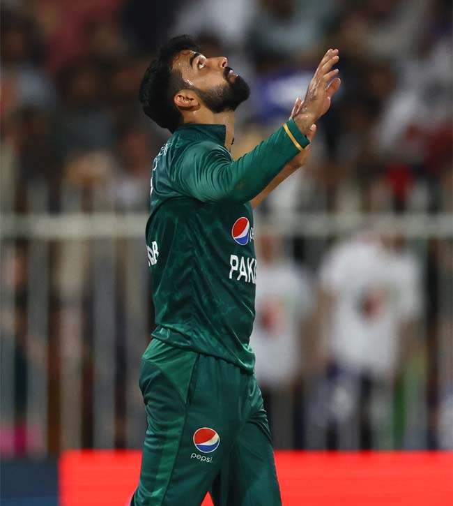 shadabian29's tweet photo. To everyone talking shit about him, laughing at him, I hope you know that he got injured,his ear was bleeding, he was giving his 101% on field and he's the best fielder Pakistan has ever had. If you actually know Shadab Khan, you know how brave our man is! 💚

#ShadabKhan #PAKvSL https://t.co/Gxe71rzT3c
