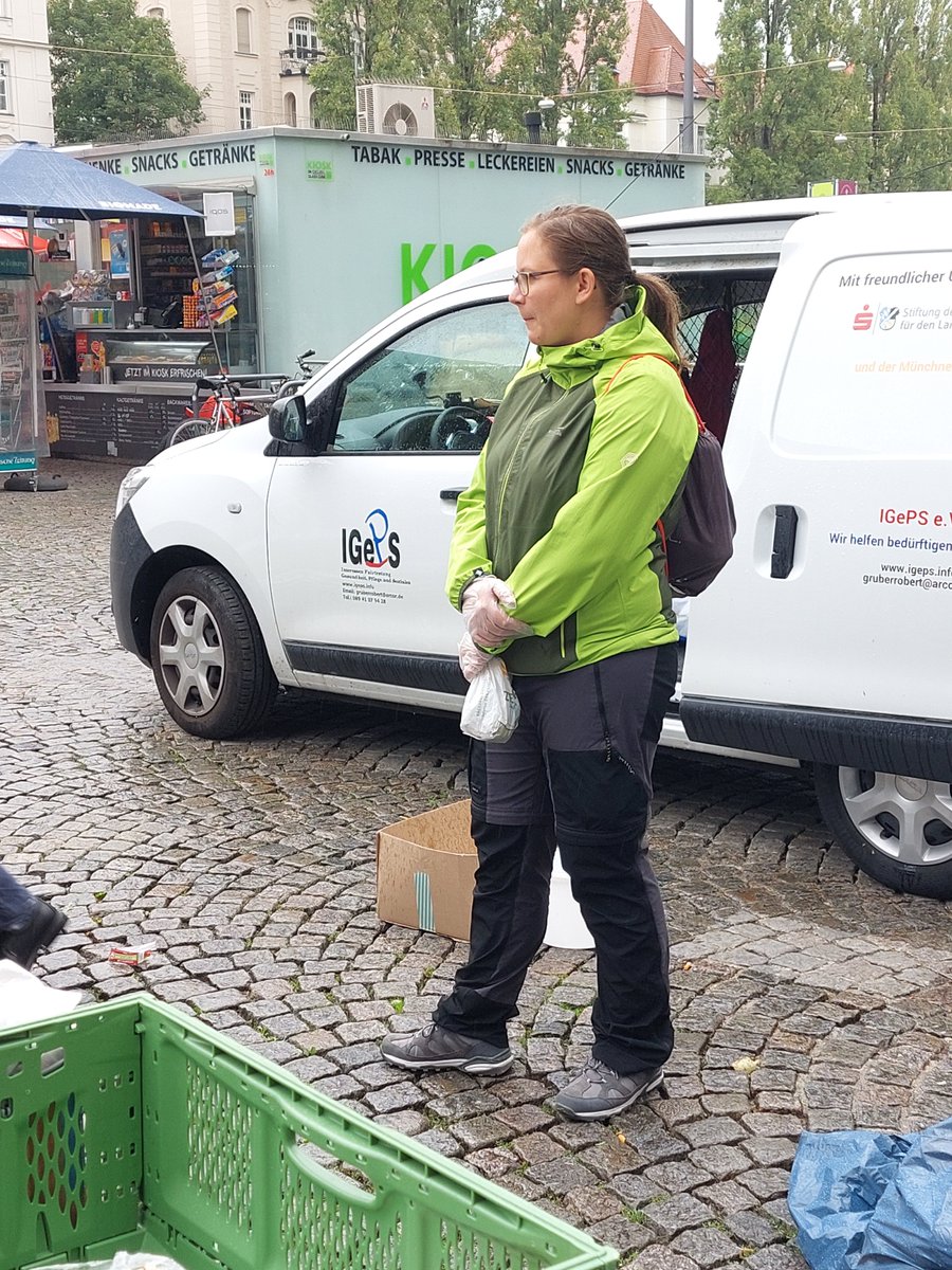 Igeps01's tweet photo. #direkteStrassenhilfe 37/2022 

Ca 1 Stunde begleitete uns heute wieder mal Regen an der #MünchnerFreiheit. Aber dann hatte Petrus mit unseren Gästen und uns doch Mitleid und er schickte uns die Sonne vorbei. https://t.co/j3dva3p20f