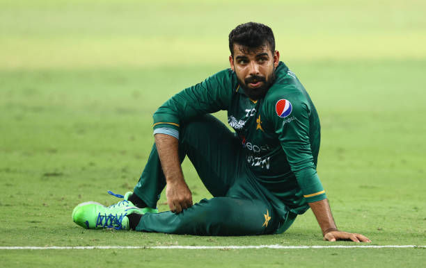 shadabian29's tweet photo. To everyone talking shit about him, laughing at him, I hope you know that he got injured,his ear was bleeding, he was giving his 101% on field and he's the best fielder Pakistan has ever had. If you actually know Shadab Khan, you know how brave our man is! 💚

#ShadabKhan #PAKvSL https://t.co/Gxe71rzT3c