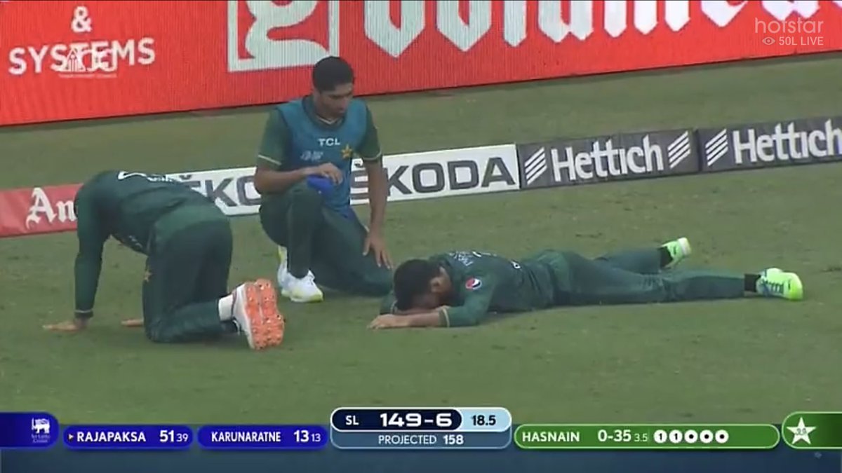 shadabian29's tweet photo. To everyone talking shit about him, laughing at him, I hope you know that he got injured,his ear was bleeding, he was giving his 101% on field and he's the best fielder Pakistan has ever had. If you actually know Shadab Khan, you know how brave our man is! 💚

#ShadabKhan #PAKvSL https://t.co/Gxe71rzT3c