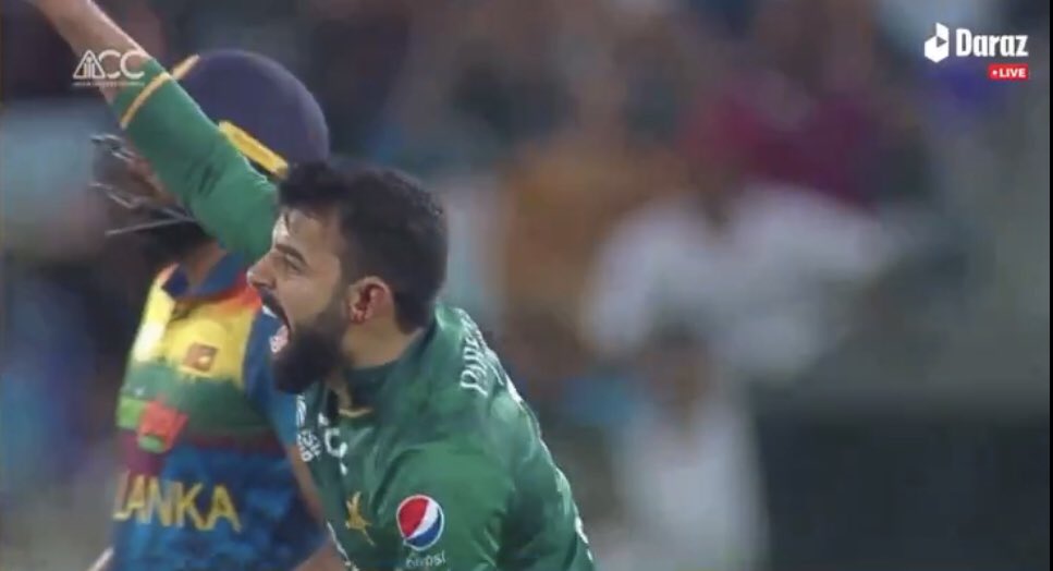 shadabian29's tweet photo. To everyone talking shit about him, laughing at him, I hope you know that he got injured,his ear was bleeding, he was giving his 101% on field and he's the best fielder Pakistan has ever had. If you actually know Shadab Khan, you know how brave our man is! 💚

#ShadabKhan #PAKvSL https://t.co/Gxe71rzT3c