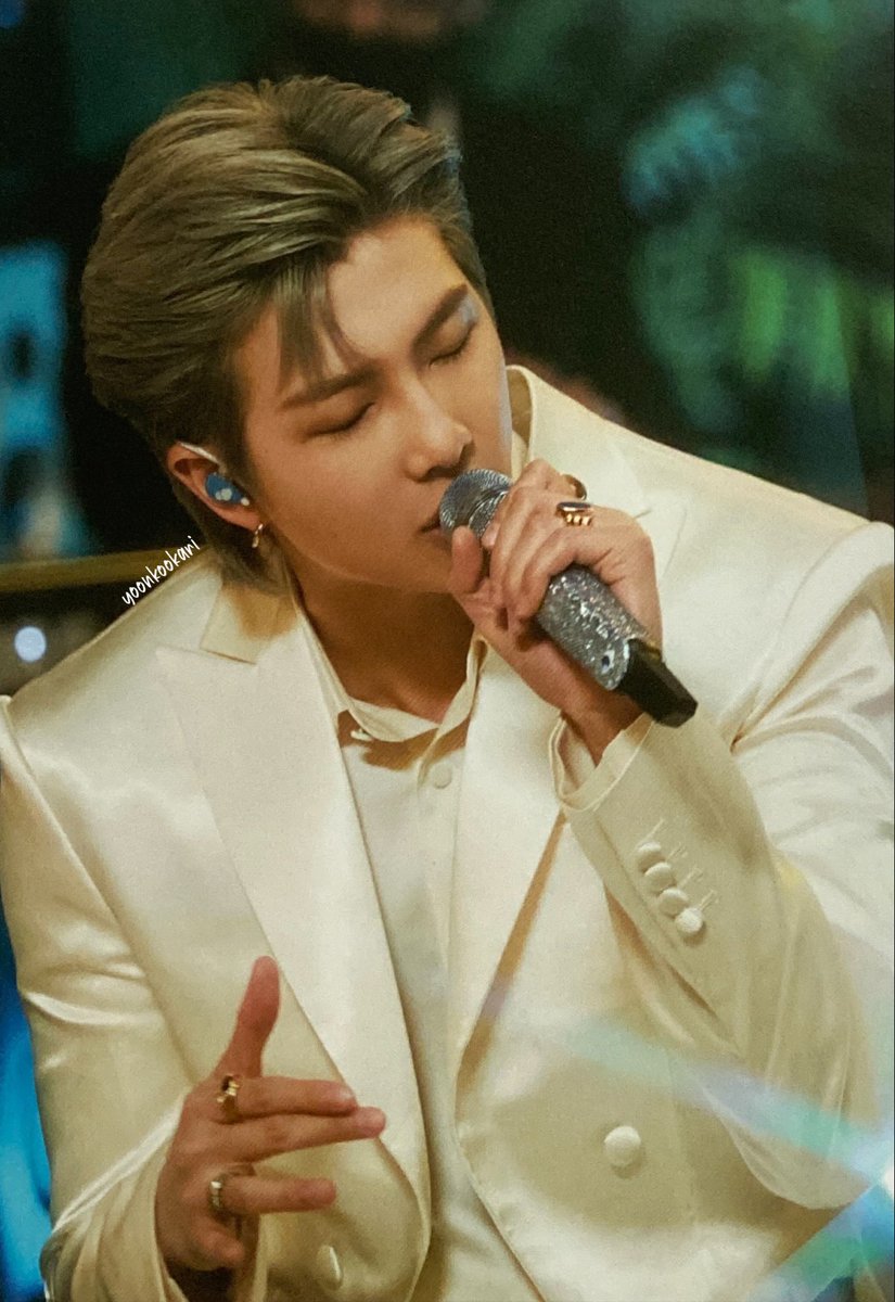 CookyBananaMilk's tweet photo. “I think you’re a fairy tale. I think you’re magical, and brave, and exquisite. And I hope you'll let me be in your story.”
― Laini Taylor, Strange the Dreamer

#QuotesForRM #BooksForRM #HappyBirthdayNamjoon 
@JooniesLibrary https://t.co/I4WbWhefJE