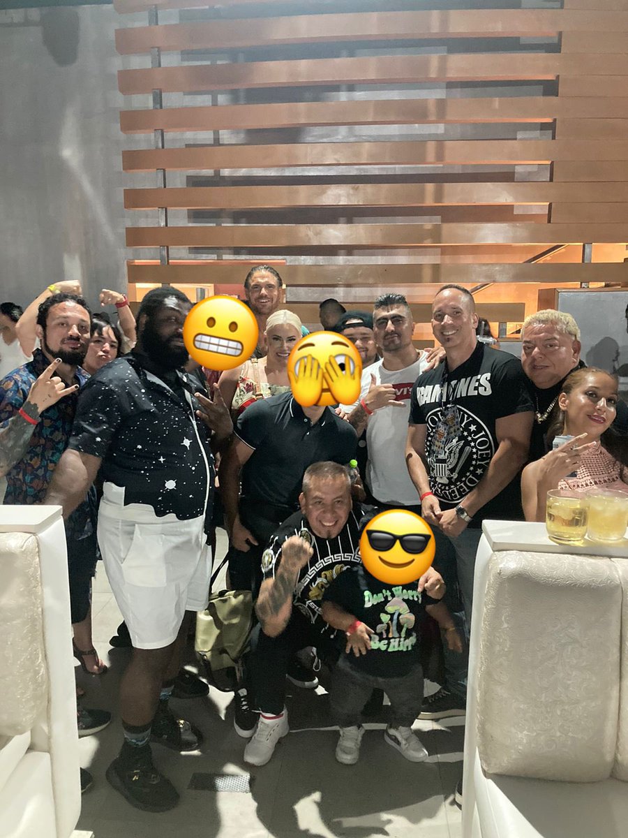 Esta es mi familia. Somos <a href="/luchalibreaaa/">Lucha Libre AAA Worldwide</a> y venimos darles el mejor show de sus vidas. ¡Gracias Cancún! La pasamos de maravilla en el <a href="/HRHCancun/">HardRockHotel Cancun</a> 🇲🇽❤️

<a href="/thetayavalkyrie/">TAYA VALKYRIE</a> <a href="/TheRealMorrison/">John Morrison</a> <a href="/Willie_Mack/">Willie Mack {JRB}</a> <a href="/OscarShockDG/">Oscar “Shock” García</a> <a href="/KAHNMAL/">KAHN</a>