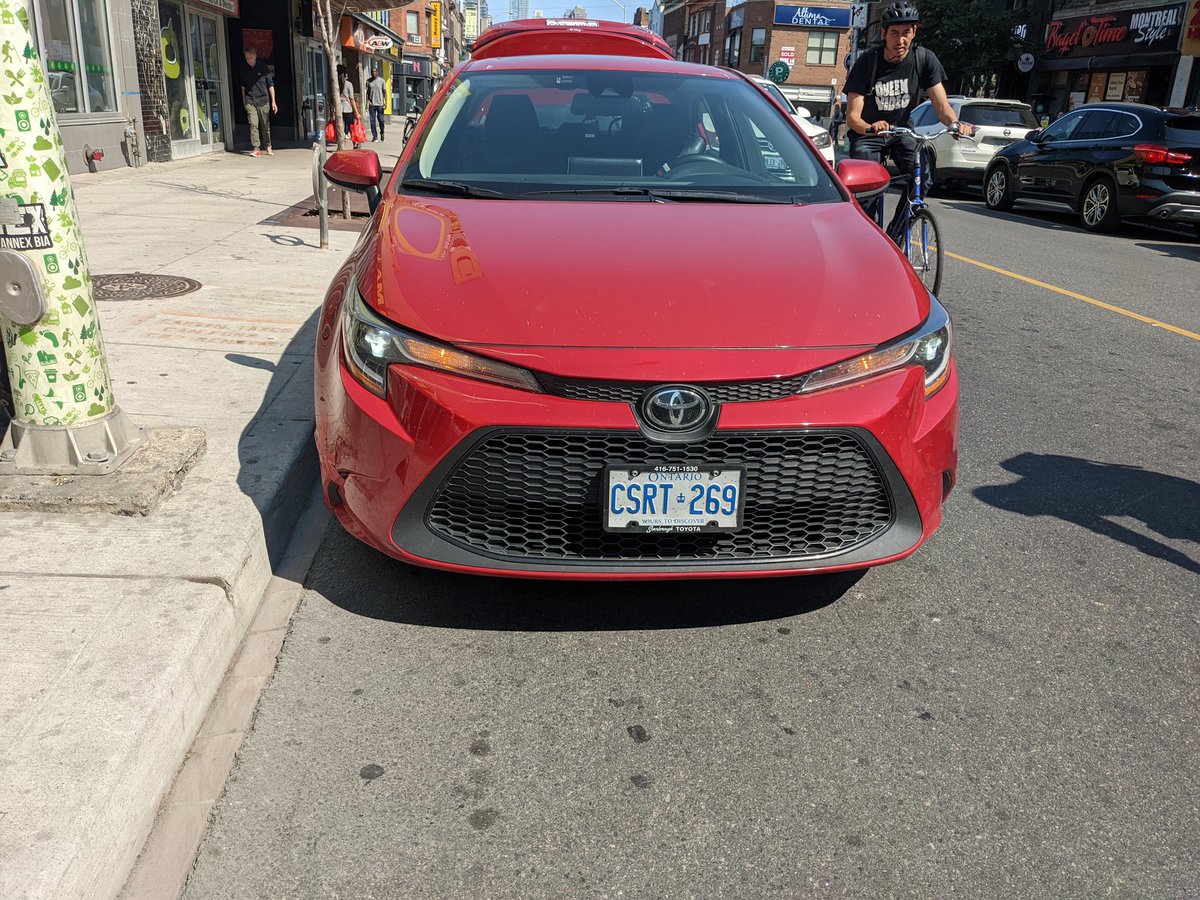 deeplyconcern's tweet image. Parked in Bloor bikelane at Bathurst. On the way out almost doored cyclists going around him, then almost hit another pulling out for his illegal u-turn. @TorontoPolice @VisionZeroTO @JohnTory