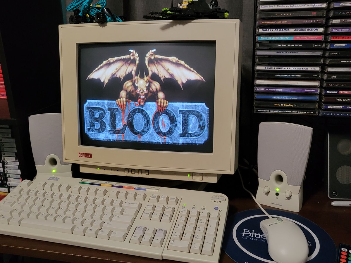 devswz's tweet photo. So, this is Skeleton. It's a 2003 #IBM a50 case/mobo that I found on the side of the road a few years back.
it was in terrible shape when I found it so it got a new beige paint job and a fresh install of #win98se.
Case and mobo are stock, but everything else I customized. Specs: https://t.co/GU3B20hG16