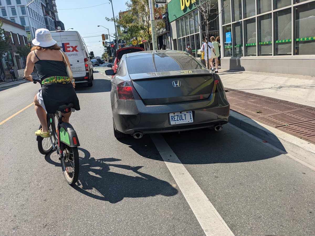 deeplyconcern's tweet image. Another in the Bloor bikelane. @TorontoPolice @VisionZeroTO @JohnTory