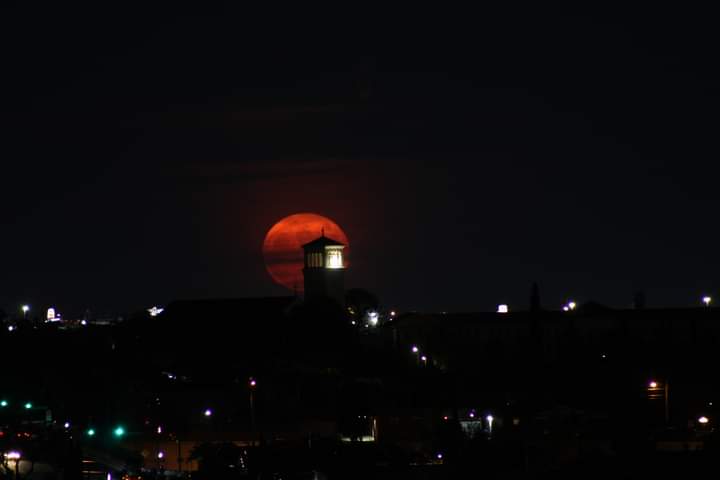 dswrain's tweet photo. Taken last night #elpasotexas https://t.co/slazzDmPfK