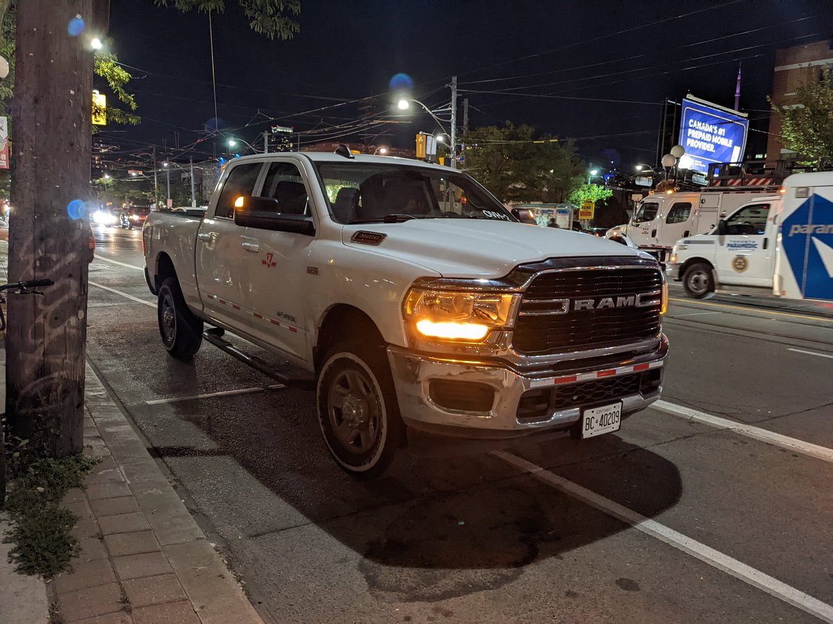 deeplyconcern's tweet image. A TTC vehicle senselessly blocking a major bike lane on a weekend night when we know there are more impaired drivers out. Is this policy @TTChelps ? @VisionZeroTO