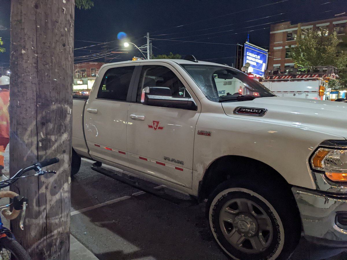 deeplyconcern's tweet image. A TTC vehicle senselessly blocking a major bike lane on a weekend night when we know there are more impaired drivers out. Is this policy @TTChelps ? @VisionZeroTO
