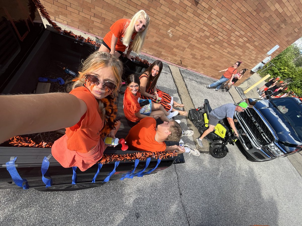 AndersonFBLA's tweet photo. FBLA in the homecoming parade!!🔥🏈💃🕺#raptors #fblafun https://t.co/lQCSgdIbf8