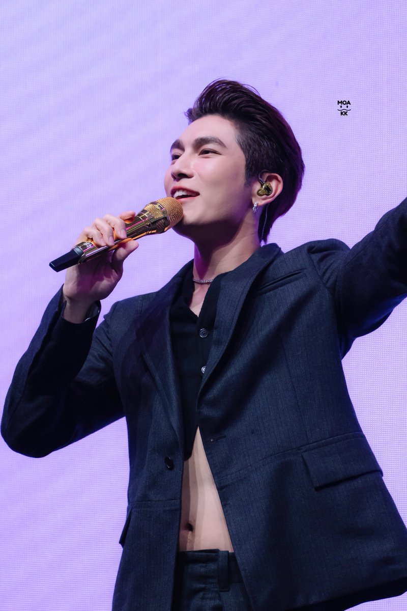 MOA_KK's tweet photo. My favorite artist 🤍🫶🏻

ALL FOR LOVE WITH MEW

#PraewCharity2022 
#ForeverLove 
#ForeverLove_MewSuppasit 
#MewSuppasit 
#มิวศุภศิษฏ์ 
@MSuppasit https://t.co/JVjWofzyys