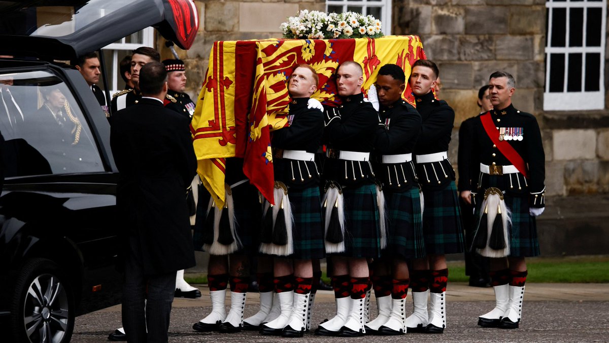 BBCScotlandNews's tweet photo. The Queen's coffin reaches Palace of Holyroodhouse https://t.co/tJv72WzMp1 https://t.co/k1Mouvinc4