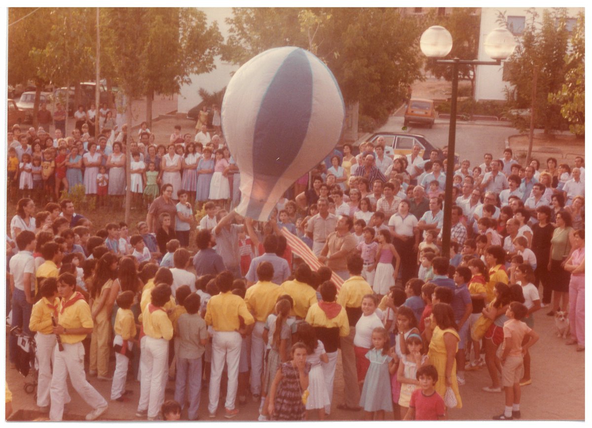 AjCastelldefels's tweet image. 🟡🔴 Un dia com avui fa 40 anys també celebravem la Diada a #Castelldefels. Recordes com era aquest dia?

🎈 Entre els actes de celebració s'enlairava un globus amb la senyera. També hi podem veure @ElsGrocs de l' @ACPCast que participaven amb la seva actuació castellera