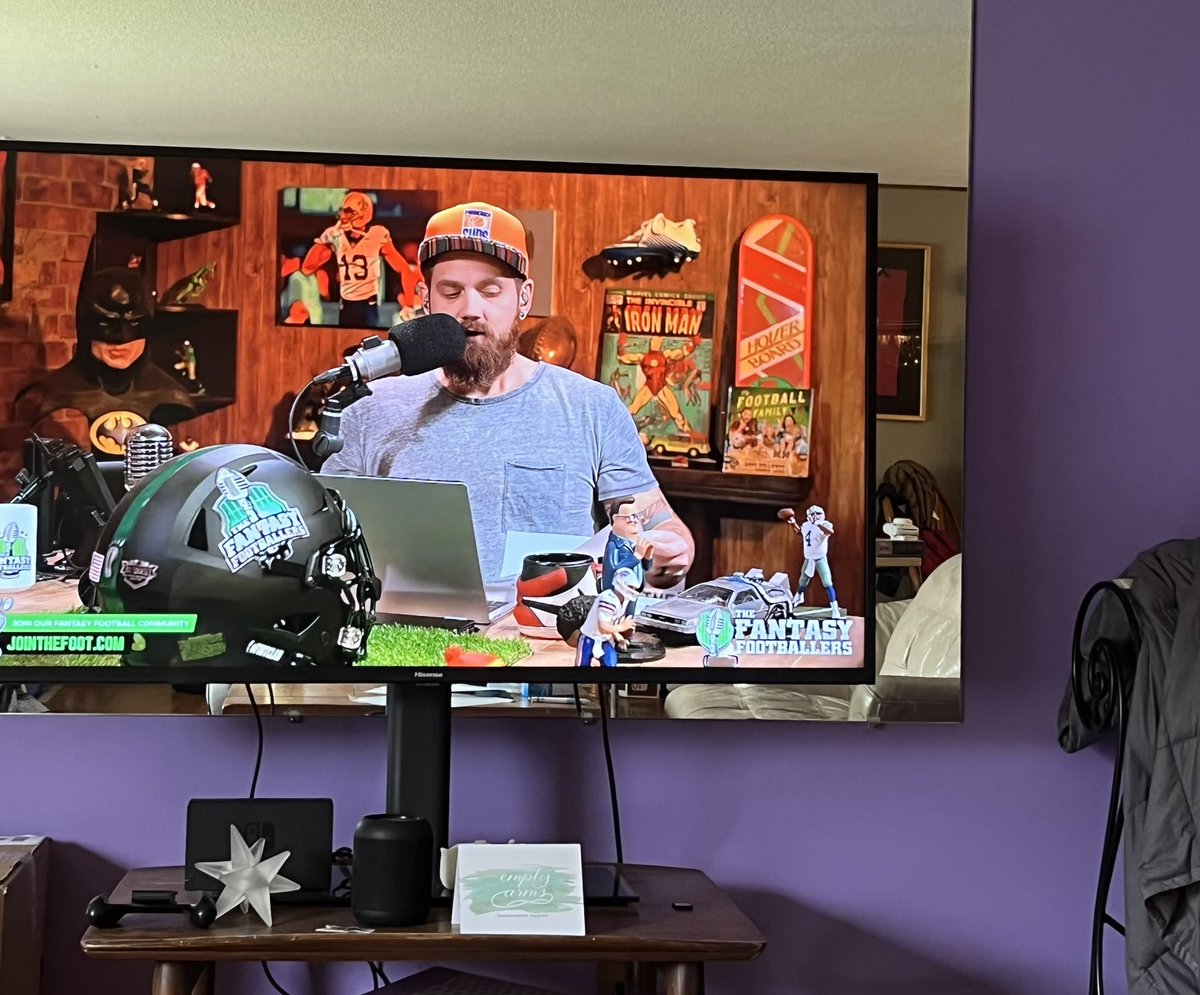 KBinTheKC's tweet image. Sorry, kids, I can’t talk right now. My friend just stopped by for the first time since February. We’ve got a lot to catch up on.

#ItsFootballTime #Footclan @FFHitman #HolyFreakingCrap @TheFFBallers
