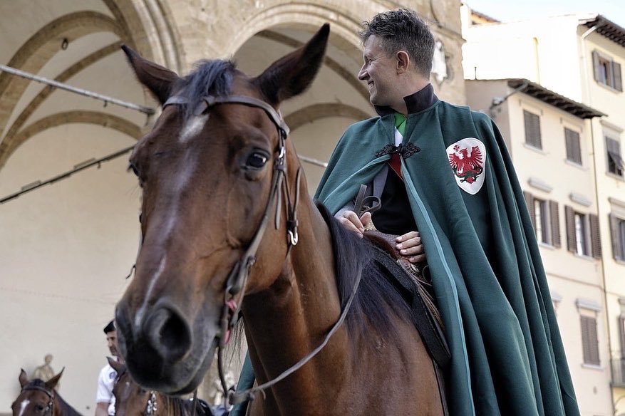 DarioNardella's tweet photo. È tornata la tradizione della #Fiorente, la magnifica passeggiata a cavallo che affonda le proprie radici nelle parate in occasione delle visite di illustri personalità. Questa volta con una dedica alle vittime del terrorismo e a coloro che persero la vita l’#11settembre2001. https://t.co/37p4eQgG0l