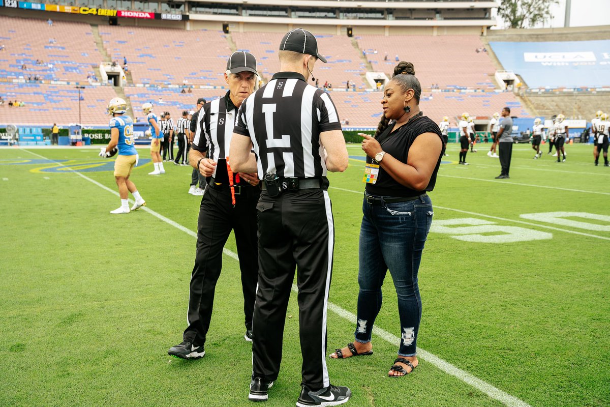 MsLaToyaMonique's tweet photo. Football - my HAPPY PLACE! Doing what I love at the iconic Rose Bowl Stadium! Special shout out to the Alabama Law Enforcement Agency for our always taking care of me and my team! #FemaleInFootball #FootballOps #WomenInSports #TheCoachesCoach https://t.co/0QTqRqWNvI