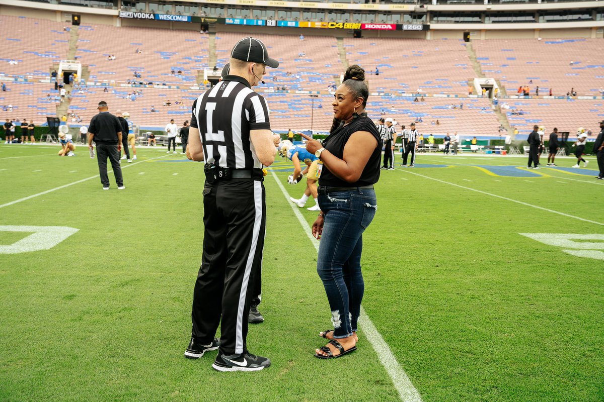MsLaToyaMonique's tweet photo. Football - my HAPPY PLACE! Doing what I love at the iconic Rose Bowl Stadium! Special shout out to the Alabama Law Enforcement Agency for our always taking care of me and my team! #FemaleInFootball #FootballOps #WomenInSports #TheCoachesCoach https://t.co/0QTqRqWNvI
