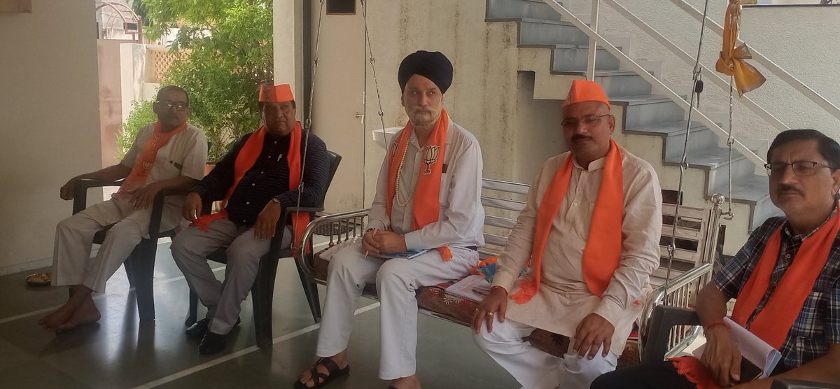 RBhadohi's tweet photo. राजकोट विधानसभा पश्चिम के वार्ड नम्बर 3 के मण्डल बैठक में मुख्य अतिथि के रूप में उपस्थित रहकर आगामी करणीय कार्यो की रूप रेखा बनया गया।बैठक की अद्ध्यक्षता यशश्वी मण्डल अद्ध्यक्ष श्री हेमू भाई परमार जी ने किया ,जिलाउपद्ध्यक्ष श्री विक्रम भाई जडेजा,पूर्व मेयर जनक भाई कोटक रहे। https://t.co/0H1XmtdNlj