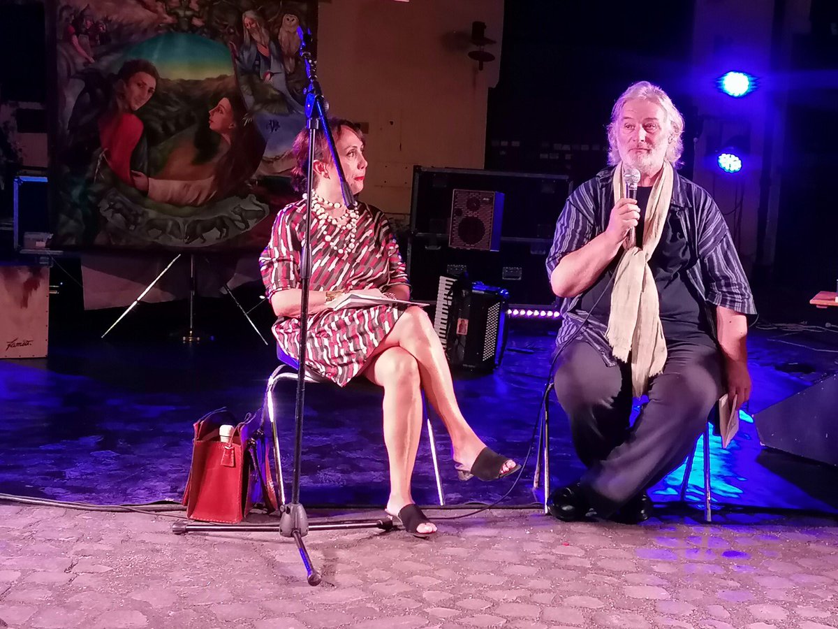 #lebellesere sono cominciate molto bene.È bello stare in piazza con il libro di Antonio Veneziani #literature #scuolaromanadipoesia  #argillateatri #borgopio