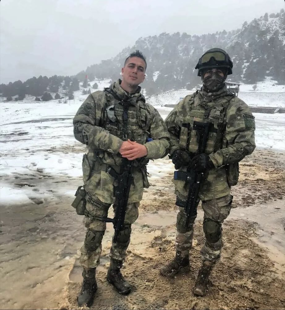 Evlatlarımdan 2019 mezunu Gökhan Ağıl da şehadete erenlerden..
Evvel giden arkadaşlarına selam ilet.. Her zaman bizimlesiniz..
Ruhun şad olsun..