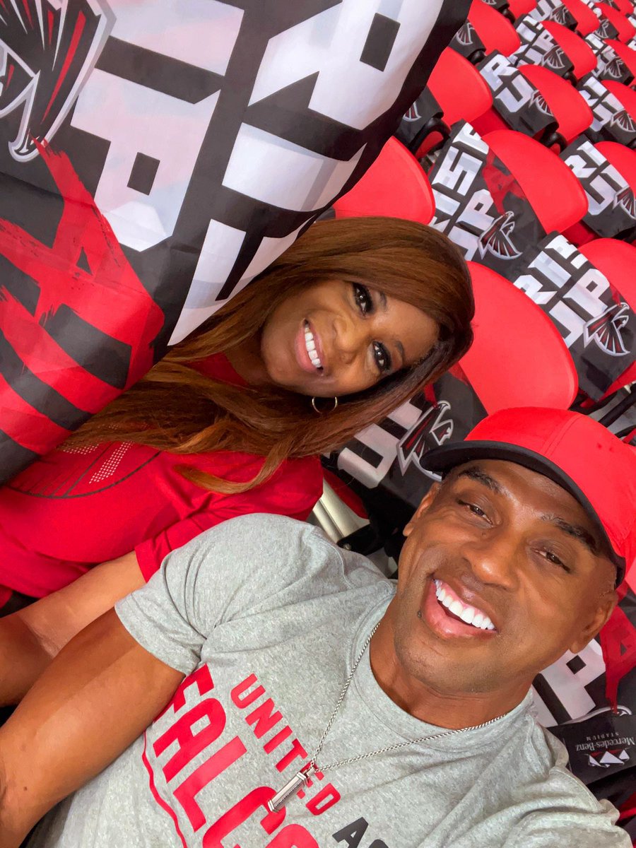 ETMerriweather's tweet photo. Hanging out with the greatest friend of all time!!!!! #atlantafalcons #RiseUp #DirtyBirds https://t.co/M4heXEAdHo