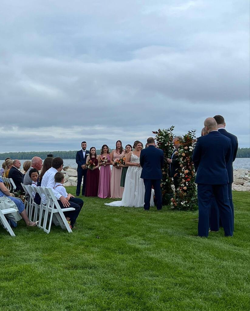 SoundFireDJ's tweet image. What a day at @gordonlodge with @cipekamanda and @thesammybuns !! The rain clouds parted perfectly for their ceremony and cocktail hour outside, we had an amazing dinner courtesy of the wonderful chefs and wait staff at Gordon Lodge, and then danced the … instagr.am/p/CiYb_fKpxwj/