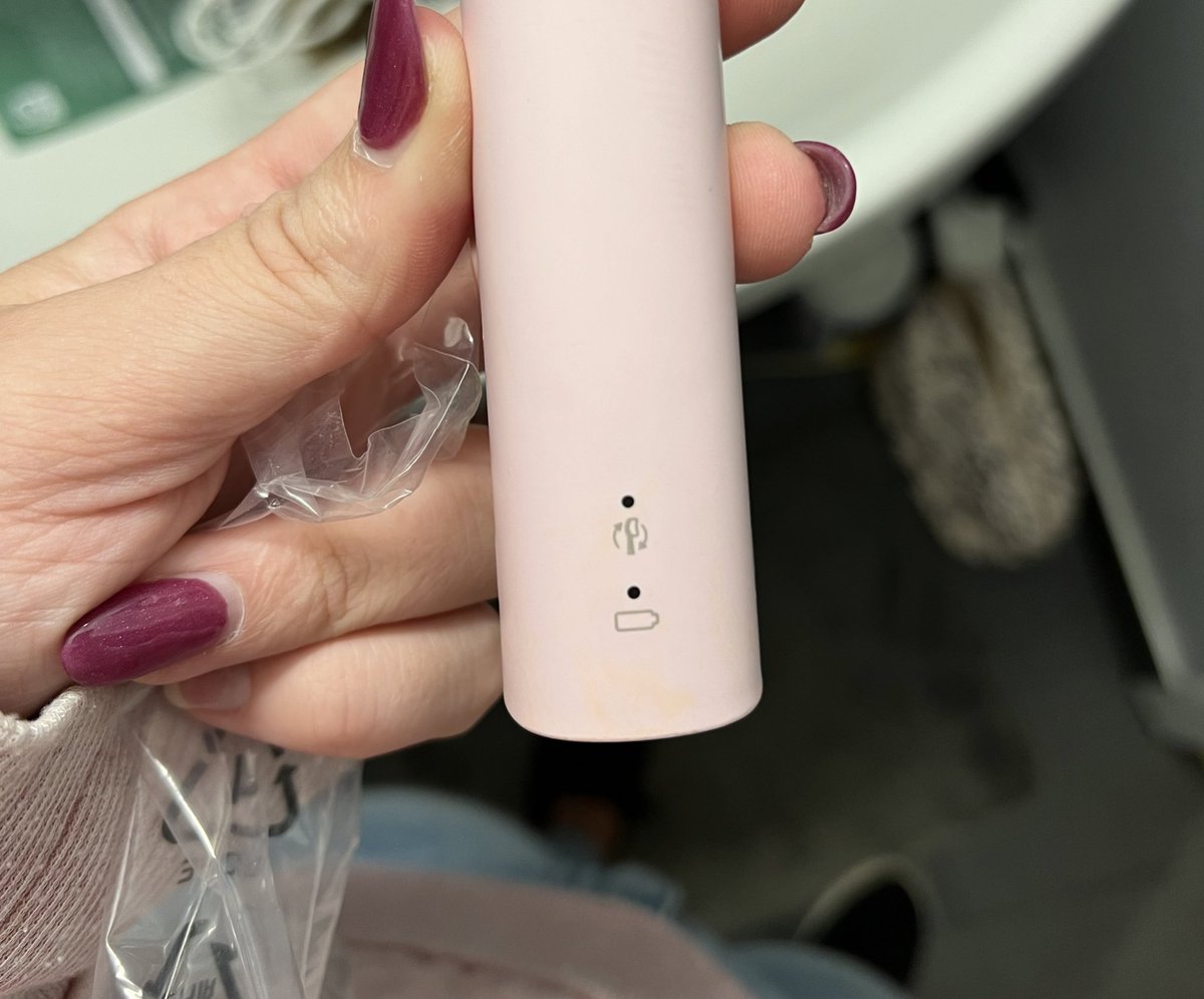 alyssawild3's tweet photo. bought a toothbrush @Target today and when i opened the box i couldn’t find the toothbrush head it was supposed to come with. looked a little closer and realized ITS BEEN USED. i can’t believe they resold a used toothbrush 🤢 so disgusting https://t.co/sR3W5nhUyC