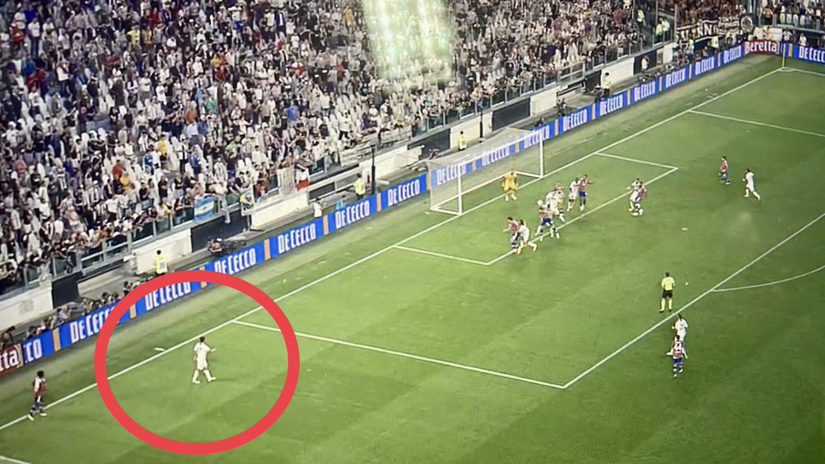 fimmy1's tweet image. What VAR sees | what really happened 
#JuveSalernitana #VARfail
#SerieA