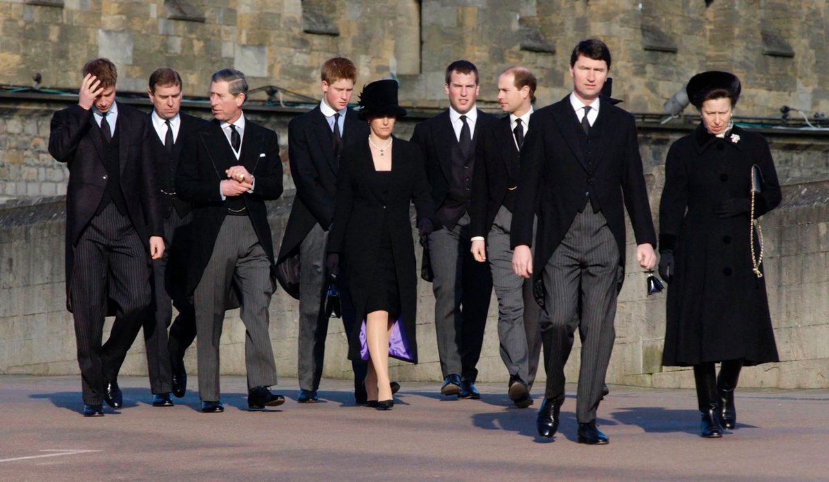 Mattedefy06's tweet photo. Another custom was set at the time of King George VI's death: at his funeral, his daughter Elizabeth, his wife the dowager Queen Elizabeth, Queen Mary and Princess Margaret all wore long, ethereal black veils, a tradition that has long been observed at a ruler's funeral.
End p.3 https://t.co/5JHbYViPGo