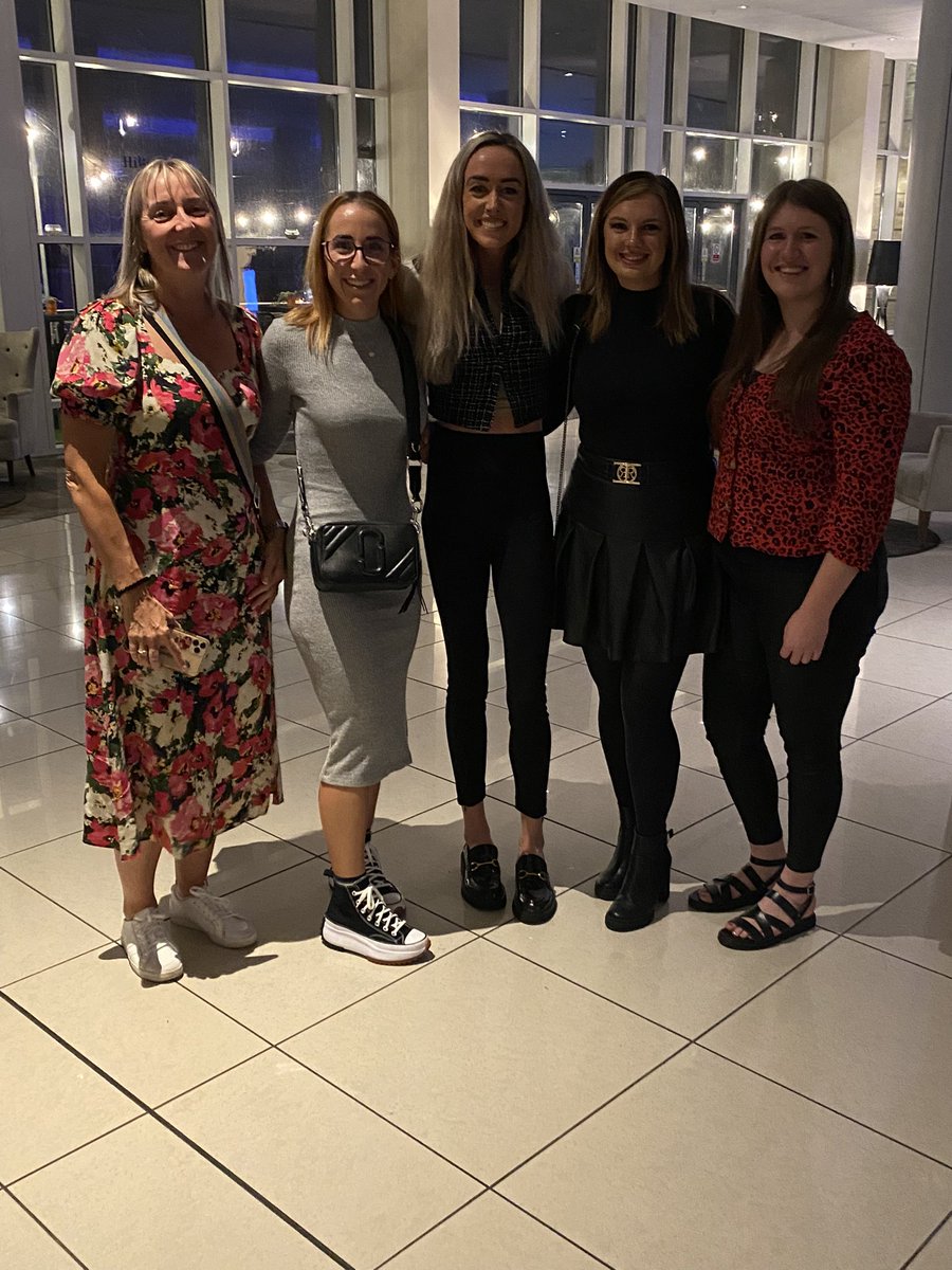 rebecca_large's tweet photo. @EilishMccolgan Fab meeting you Eilish, true inspiration to me as a runner  especially with London marathon coming up! Thankyou for stopping for a picture ❤️ https://t.co/vXpOv5AFU1