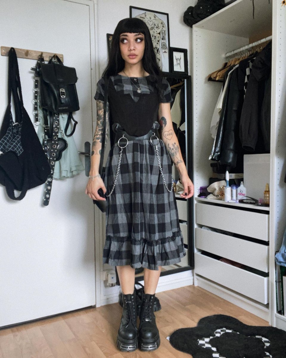 disturbiaco's tweet photo. A corset over a dress is 𝒶𝓁𝓌𝒶𝓎𝓈 going to be a good look. 🖤

📸@metroapero

https://t.co/FxFqdF17aY

#disturbiaclothing #darkaesthetic #altfeed #gothgrunge https://t.co/zE0viLvj9G