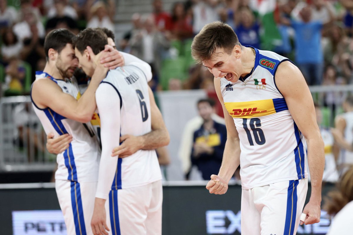 matmosciatti11's tweet photo. Campioni del Mondo! Campioni del Mondo! Campioni del Mondo! Campioni del Mondo! 🏆

L’#Italia batte la Polonia a Katowice 3 set a 1 e vince il quarto Mondiale di #volley della sua storia! 🏐

Pandemonio azzurro: i ragazzi di Fefè De Giorgi sono eroi nazionali! 🇮🇹

#MWCH2022 https://t.co/OrHoHfIEtC