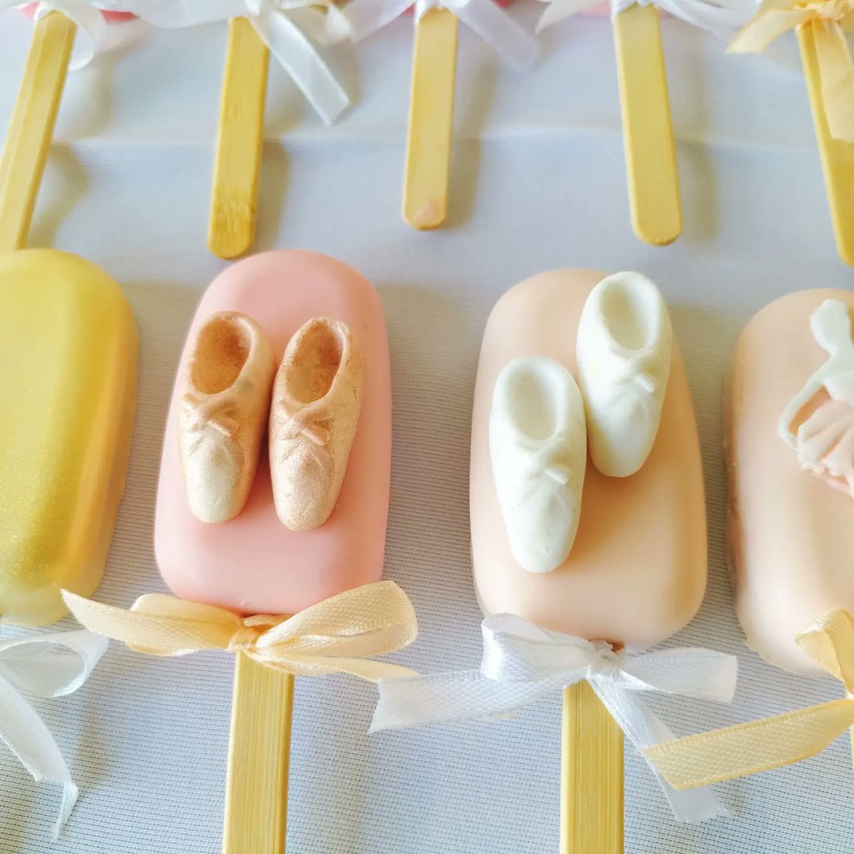 Sconediva's tweet photo. Ballerina themed cakesicles for a gorgeous baby girl 💞😊💖💓 .
Cute little things by @Sconediva .
#kiddiesbirthdays #cutelittlethings #cakesicles #072 022 6634 https://t.co/Ec18POCPie