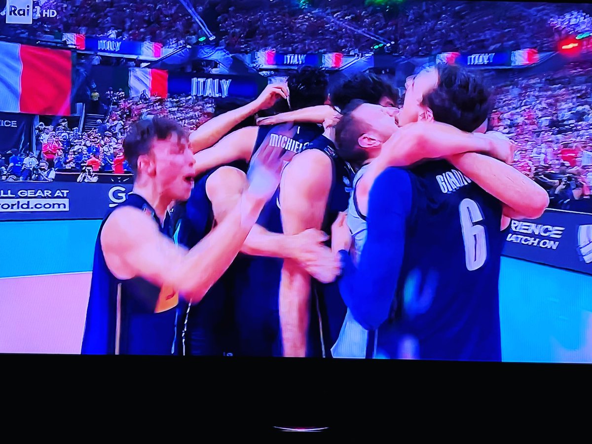robertopicardi's tweet photo. CAMPIONI DEL MONDO  #italvolley #VolleyballWorldChampionship https://t.co/Xf23nIdTD6