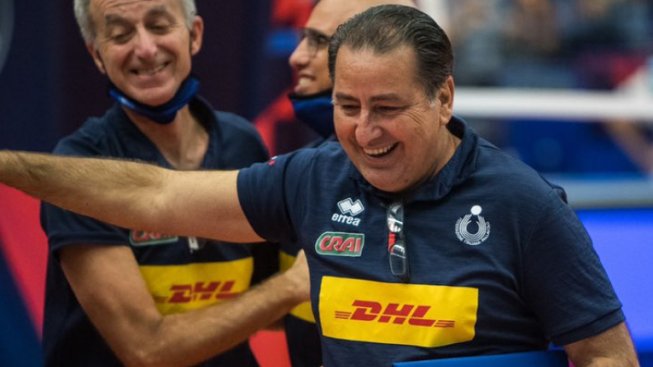 una statua per quest'uomo che ricostruisce una nazionale partendo dai giovani e in pochissimo tempo vince l'europeo e il mondiale

#italvolley #italiapolonia