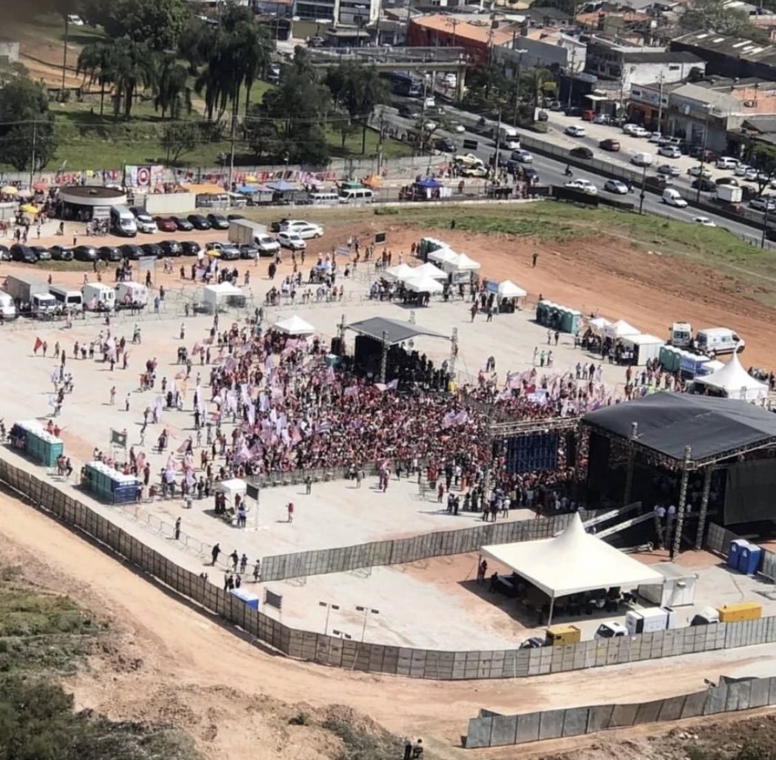 BolsonaroSP's tweet photo. É claro que o Lula pediu para que fosse proibido veicular imagens do 7/SET na propaganda eleitoral. Olha aí o tamanho do vexame.

Quem não tem luz própria tenta apagar a dos outros. https://t.co/AI4x8CsLTh