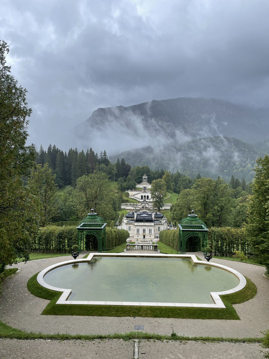 nivedita_bhasin's tweet photo. Passed by an #AlpineHouse on way to #SchlossLinderhof
Rainy, patches of sunshine and again rainy.
Scenes from a picture postcard!! https://t.co/vHzH0lcjT6