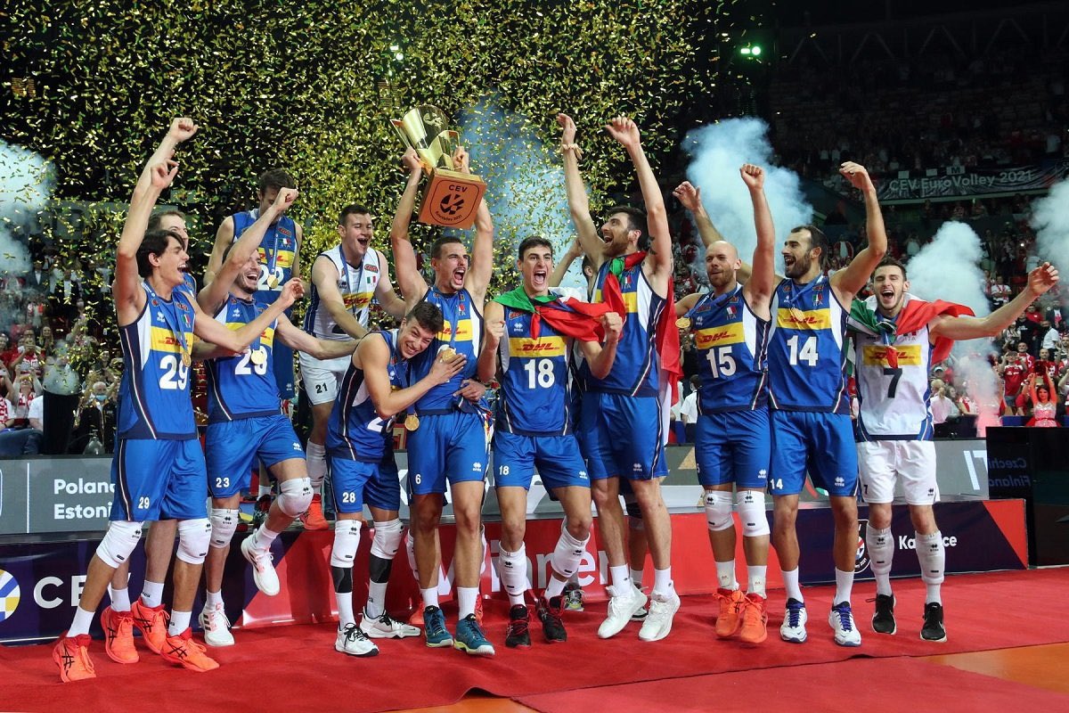 La nazionale di nuoto domina gli europei.
Il Basket regala sogni. 
Il Volley è campione d'Europa e del mondo.
Date spazio a tutti gli sport, non solo al calcio.
A partire dai giornali e dalle televisioni.
Una giornata pazzesca.
IMMENSI🇮🇹 #italvolley #VolleyballWorldChampionship
