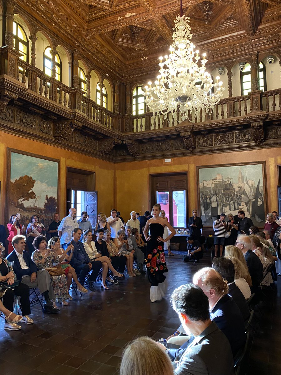 Estamos en la ceremonia de #ElGrito con la Cónsul <a href="/ClaudiaPavlovic/">Claudia Pavlovich A.</a> fortaleciendo la cultura mexicana en #Catalunya como los países hermanos que somos. Felicidades <a href="/MEXCATBarcelona/">MEXCAT</a> por el evento #FiestasPatrias #DiplomaciaCulturalMx