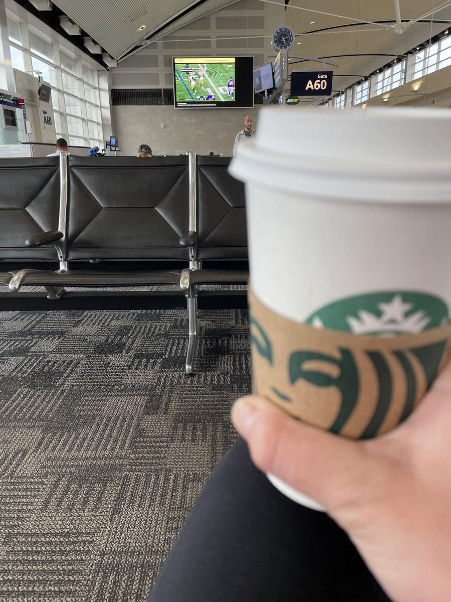 LauraProminski's tweet image. Airport ✈️ Starbucks ⭐️ Packers Losing 🥰