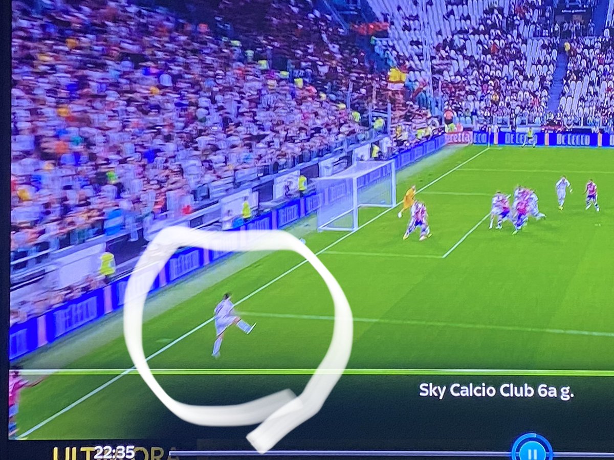 nicolanegro's tweet photo. Il guardalinee non a caso non aveva rilevato il fuorigioco. Al di là dell’assurdità dell’annullamento c’è anche il dubbio di dove sia finito il difensore… #JuventusSalernitana https://t.co/zwFOkRP0l4