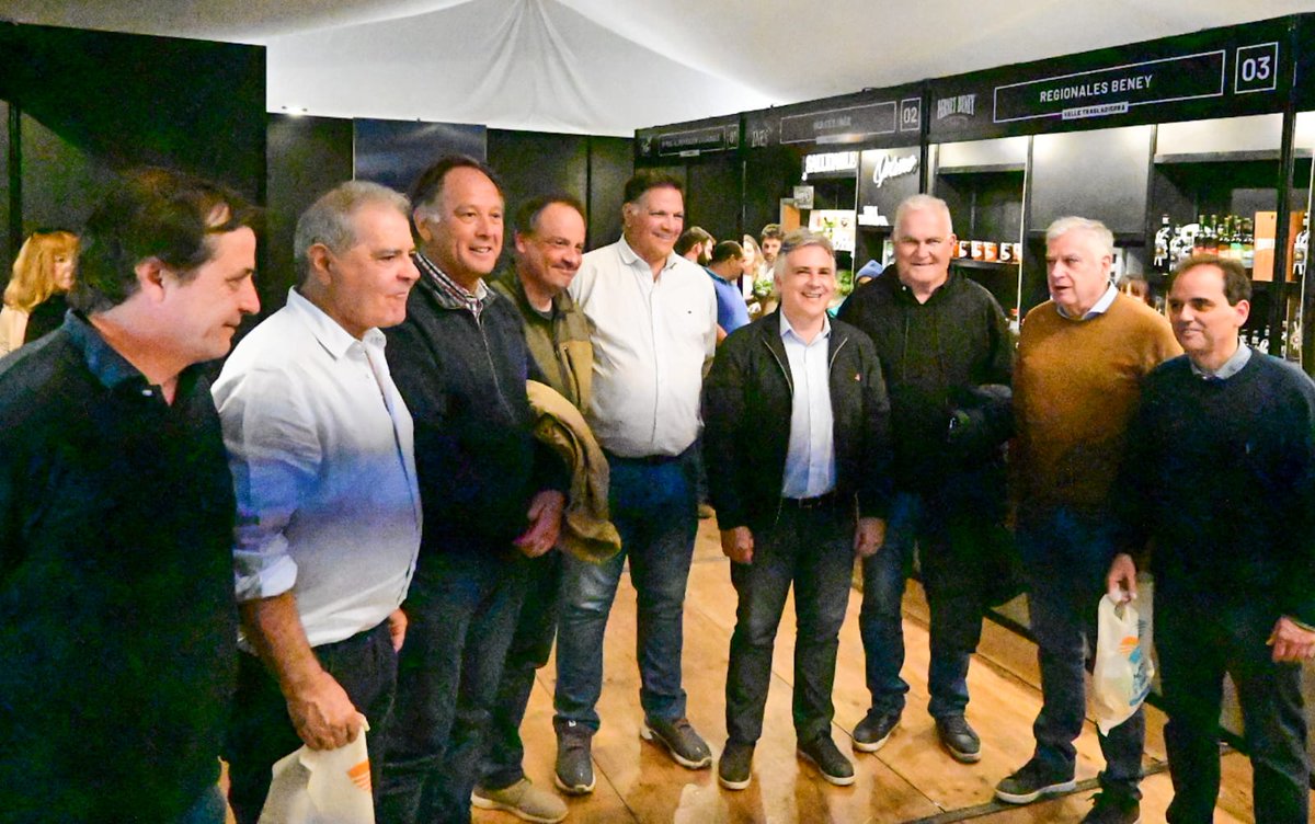 MartinLlaryora's tweet photo. Durante mi recorrida por la #ExpoRuralRío4 me reuní con miembros de la #MesaDeEnlace, dialogamos sobre la situación que afronta el campo, sector productivo con fuertes reclamos a la Nación. Apoyamos esos reclamos que tienen como fin promover y potenciar la economía cordobesa. https://t.co/W8b29aZCfJ