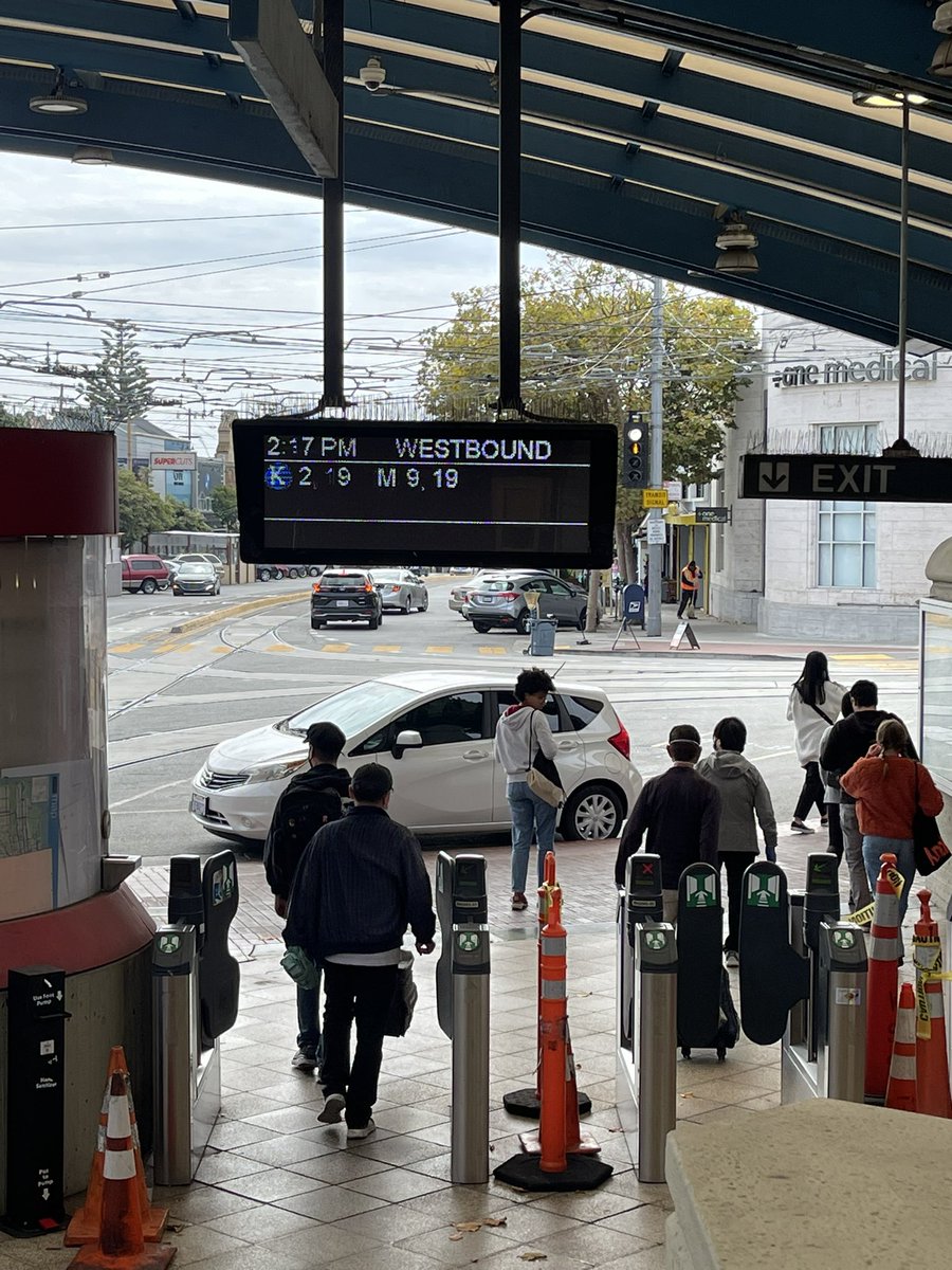 transitcounts's tweet photo. Current situation: #gapsinservice, #lackofsignage, unclear #transfer instructions, no #LTaraval train in #munimetro #subway, no awaiting #LBUS, #sundayservice, #delaydelaydelay, #happytransitmonth 🎉! #TransitMonth #SanFrancisco #onelesscar #manymorebuses https://t.co/S19DWSqDK2