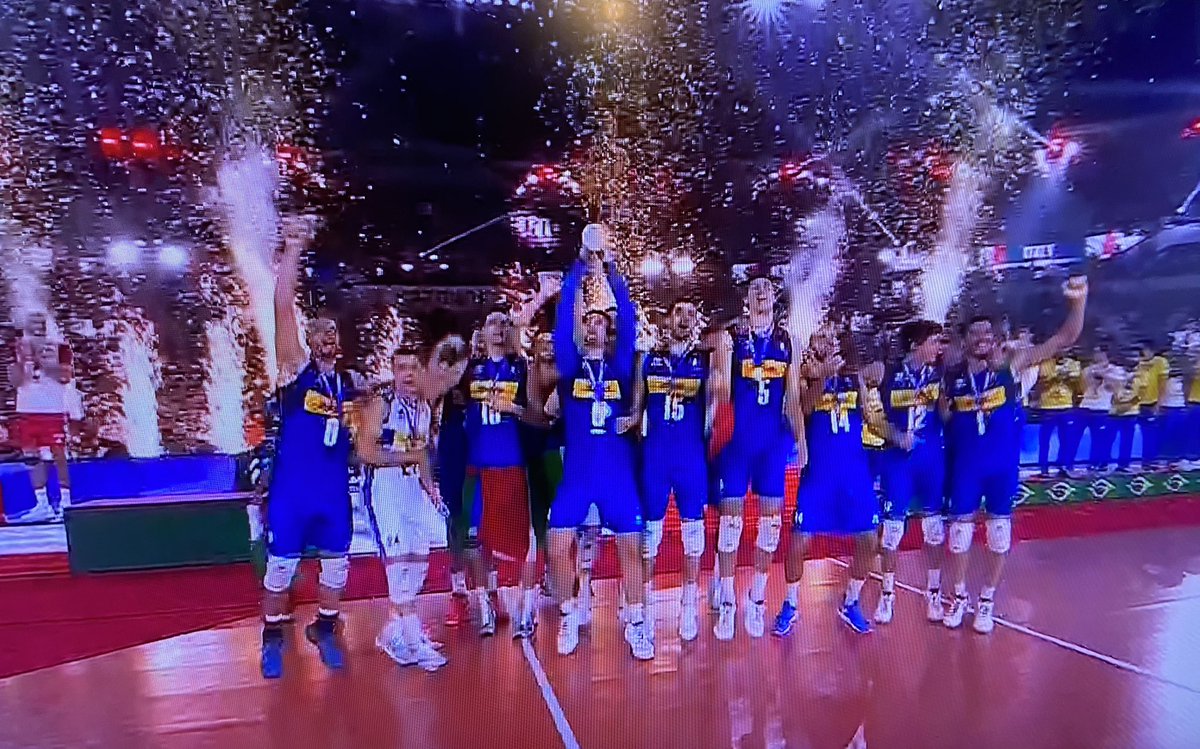 serramg_'s tweet photo. Stasera una grande squadra di volley va a conquistarsi un oro mondiale Italia Campione del mondo 2022 #italiavolley #labellaitalia https://t.co/U1EBJNT3lc
