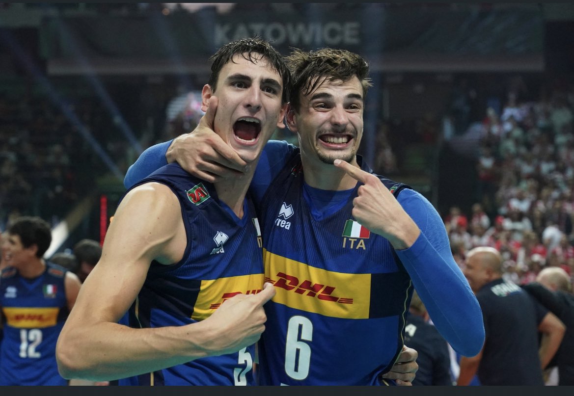 LOROOOOO CHE FACEVANOOOO GLI ANGIOLETTI TRA I CORIANDOLI DORATIIII CHE MITIIII ✨✨✨ #MWCH2022 #italvolley #ItaliaPolonia