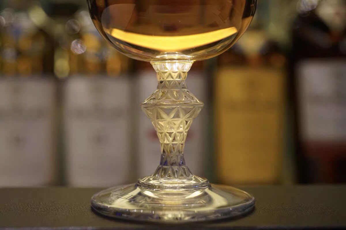 背叛并不取决于你如何爱着，或者爱有多深。而是取决于你的困境有多艰难。