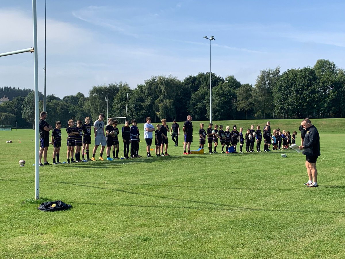 Coach Elliott led the juniors in a minutes silence in tribute to her Majesty the Queen. It was an opportunity for the children and their families to unite and celebrate her life. 🇬🇧 Good to see the children back. 🏉