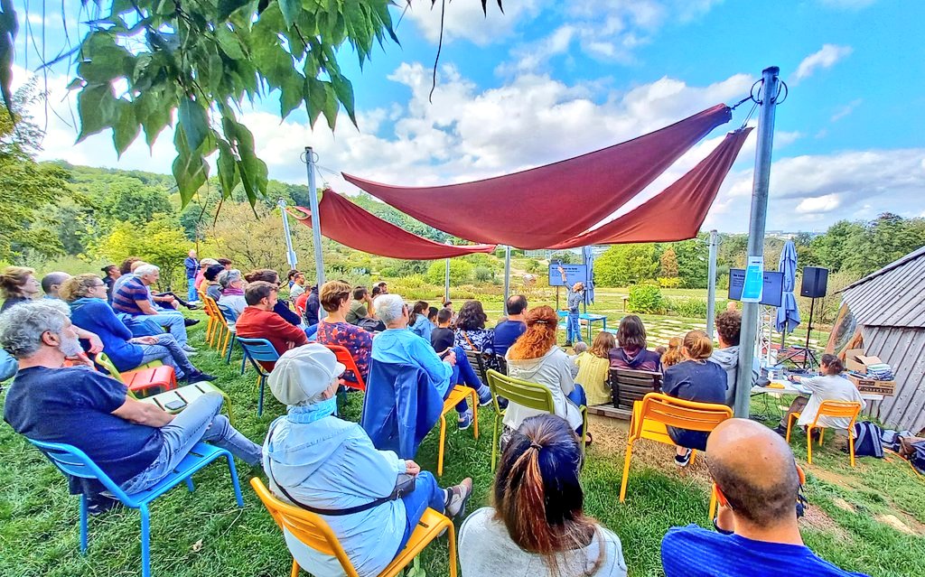 GaletJustine54's tweet image. Un super après-midi 🤩 Heureuse d&apos;avoir retrouvé @lessensdesmots &amp;amp; @AntoineDelefor1 pour 1 représentation de la pièce #DroneControl ! Une belle session d&apos;échanges avec le public sur le fonctionnement de la recherche, les enjeux actuels de l&apos;#IA &amp;amp; les nvx formats de médiation ! 👏