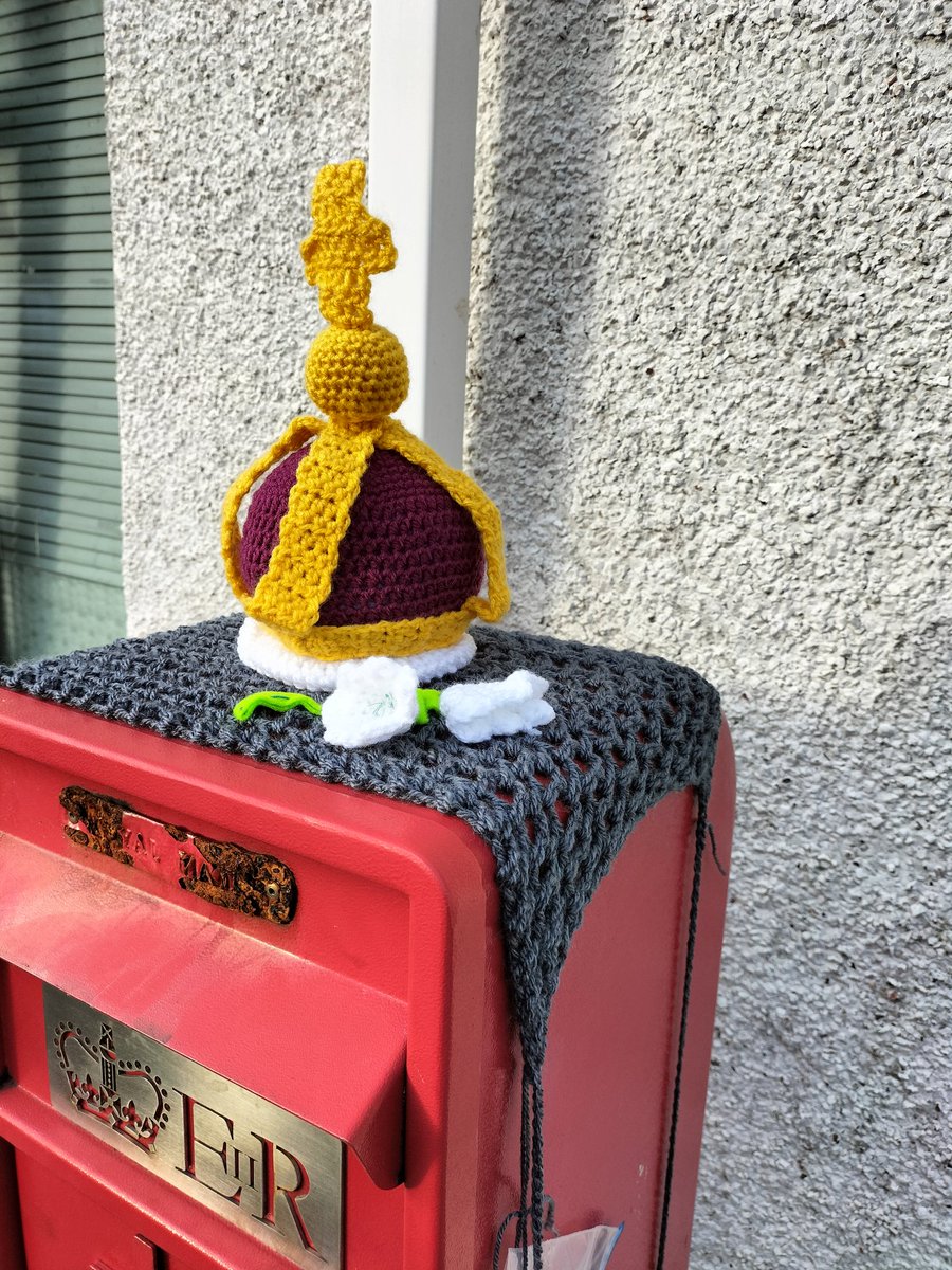 bluelipstick30's tweet photo. Post box topper in Cwmafan Port Talbot https://t.co/kPtAyhG36z