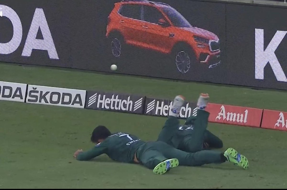 aarondsouza03's tweet photo. Pakistani players and their never ending love story….
#AsiaCup2022Final #pakistanbeingpakistan #Dropped #PAKvSL https://t.co/u3WLP6TTIG